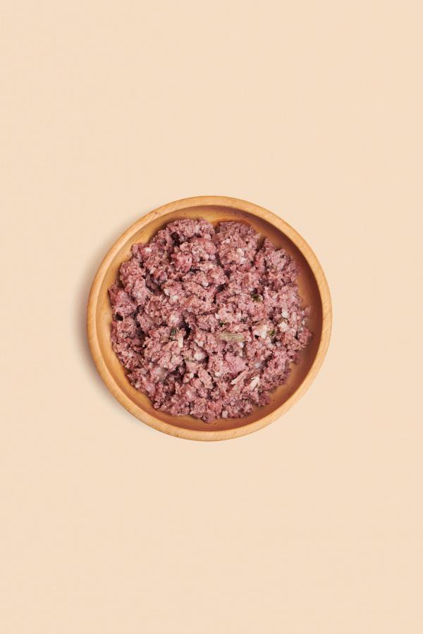 Contenu de la nourriture humide pour chiens avec de la viande d'agneau