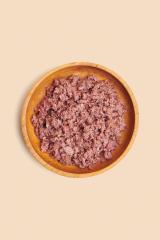 Contenu de la conserve nourriture pour jeunes chiens avec viande de volaille